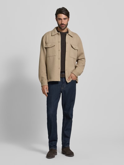 Männermodel trägt Hemdjacke met viscose van MCNEAL in beige, materiaalmix, los model, kentkraag, knoopsluiting, borstzakken, ganzkörperansicht van voren.
