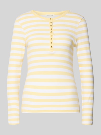 Produktfoto, Longsleeve mit kurzer Knopfleiste von Christian Berg Woman, gelb-weiß gestreift, Bio-Baumwoll-Mix mit Stretch-Anteil, Slim Fit, gerippter Rundhalsausschnitt, Rückenlänge bei Größe S 55 cm.