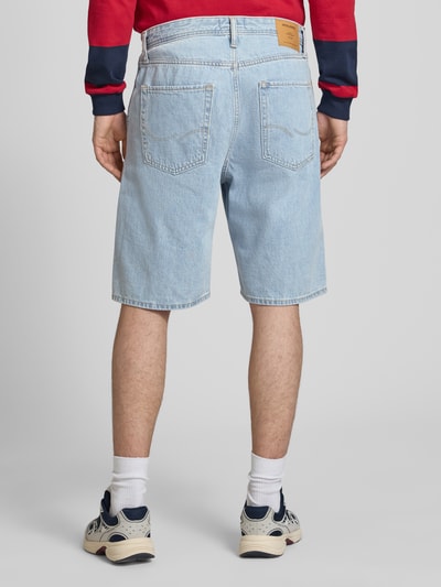Mannenmodel draagt Baggy Fit Jeansshorts met steekzakken model 'ALEX' van Jack & Jones, lichtblauw, katoen, volledige achterkantaanzicht