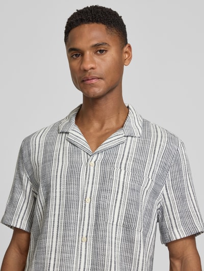 Männermodel trägt Regular Fit Freizeithemd aus reiner Baumwolle von s.Oliver RED LABEL mit gestreiftem Allover-Muster, Nahaufnahme Oberkörper.