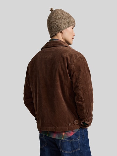 Męski model nosi brązowy bluzon Regular Fit Blouson aus Baumwoll-Cord von Polo Ralph Lauren, tekstura sztruksu, całkowity widok z tyłu.