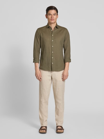 Männermodel trägt Leinenhose mit Eingrifftaschen Modell 'Pandrup' von Casual Friday in Beige, Regular Fit, reines Leinen, Ganzkörperansicht von vorne.