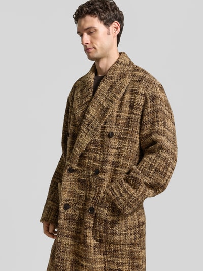 Männermodel trägt lange jas van Materiaalmix met wol van DRYKORN, regular fit, Model 'MATESSO', met dubbele rij knopen en reverskraag, bruine tinten, grove textuur, Nahaufnahme Oberkörper.