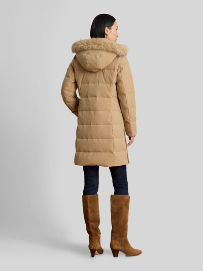 Frauenmodel trägt Regular Fit Daunenmantel mit Besatz aus Webpelz von Lauren Ralph Lauren in Beige, gesteppte Oberfläche, Ganzkörperansicht Rückansicht.