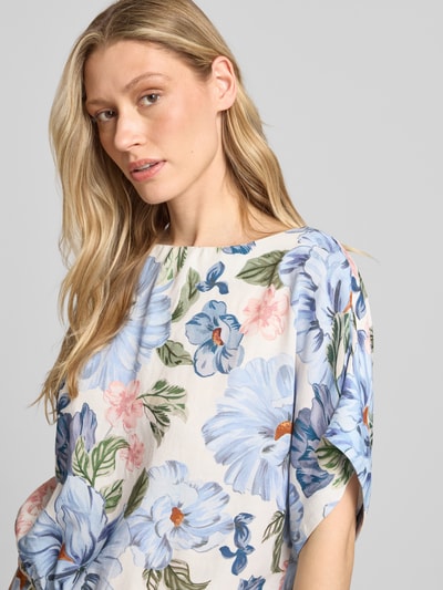 Frauenmodel trägt Bluse aus Viskose-Mix mit U-Boot-Ausschnitt von Oui, florales Muster, Gerader-Schnitt, Fledermausärmel, Nahaufnahme Oberkörper.