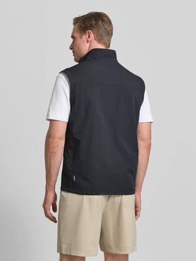 Männermodel draagt Regular Fit bodywarmer met opgestikte zakken model 'Bergheim' van Icepeak in zwart, opstaande kraag, ritssluiting, steekzakken, ruglengte maat 50: 67 cm, schouderbreedte: 43 cm, borstwijdte: 57 cm, Ganzkörperansicht Rückansicht.