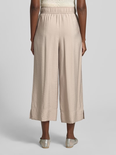 Frauenmodel trägt Regular Fit Culotte aus Viskose-Mix von Tom Tailor in Optik: Unifarben, Passform: Regular-Fit, Materialverarbeitung: Popeline, Bundabschluss: elastisch, seitliche Eingrifftaschen, Farbe Beige, leicht glänzende Textur, Ganzkörperansicht Rückansicht.