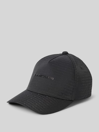Produktfoto, schwarze Basecap mit Label-Detail von Emporio Armani, verstärkter Schirm, eingestickte Luftlöcher, verstellbarer Verschluss, dezenter Marken-Schriftzug und strukturierte Oberfläche.