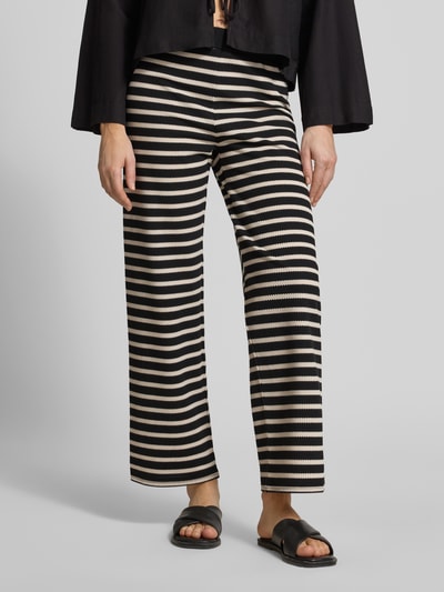 Frauenmodel trägt Hose im Allover-Look Modell 'Filiz' von STEHMANN aus Baumwoll-Mix mit Stretch-Anteil, Relaxed-Fit, Nahaufnahme Unterkörper.