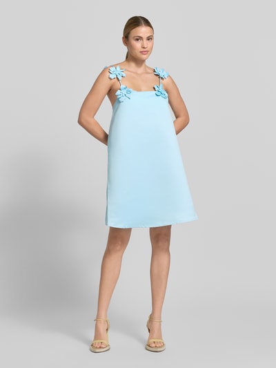 Frauenmodel trägt Cocktailkleid mit floralen Applikationen Modell 'DOUCE' von YAS, Minikleid, ausgestellter Schnitt, Spaghettiträgern, hellblaue glatte Textur, Rückenlänge bei Größe 36: 65 cm, Brustweite: 43 cm, Ganzkörperansicht von vorne.
