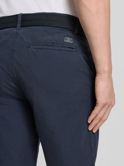 Männermodel trägt Chino Shorts mit Gürtel und Eingrifftaschen von Petrol, dunkles Blau, Reine Baumwolle, Detailaufnahme Gesäßbereich.
