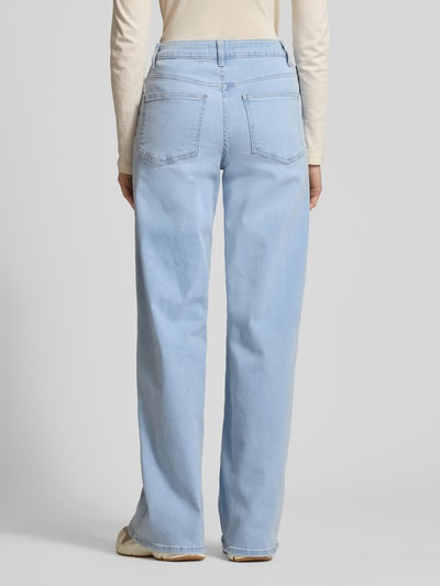 Vrouwenmodel draagt Wide Leg Jeans aus Baumwoll-Mix Modell 'MADISON' van ONLY in denimlook, high waist pasvorm, 5-pocketmodel, labelpatch, riemlussen, knoopsluiting, mix van katoen, light denim kleur, full body achteraanzicht