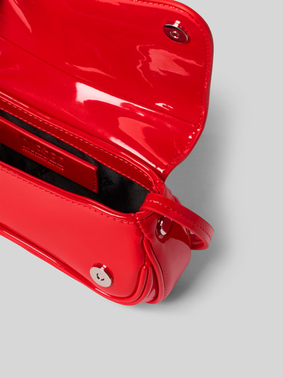 Produktfoto, Shoulder Bag mit Logo-Detail von Diesel in glänzendem Rot, glatte Oberfläche, Hauptfach mit Reißverschluss, Detailaufnahme