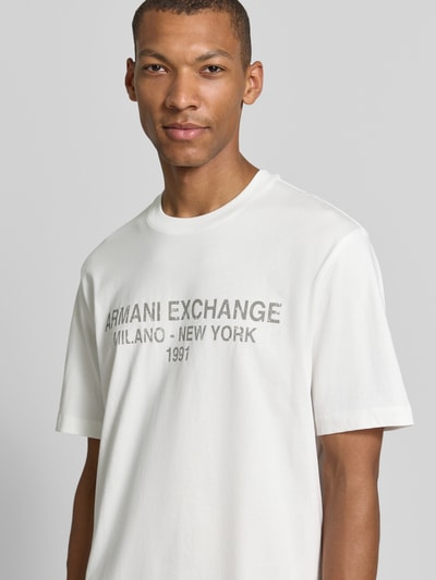 Männermodel trägt T-Shirt mit Label-Print und Rundhalsausschnitt von Armani Exchange, reine Baumwolle, Relaxed Fit, Nahaufnahme Oberkörper