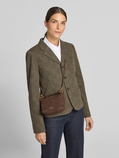Frauenmodel trägt Umhängetasche aus echtem Rindsleder Modell 'BLKE MINI' von Lauren Ralph Lauren, braune Textur, Ganzkörperansicht von vorne, Damen Umhängetasche von Lauren Ralph Lauren.