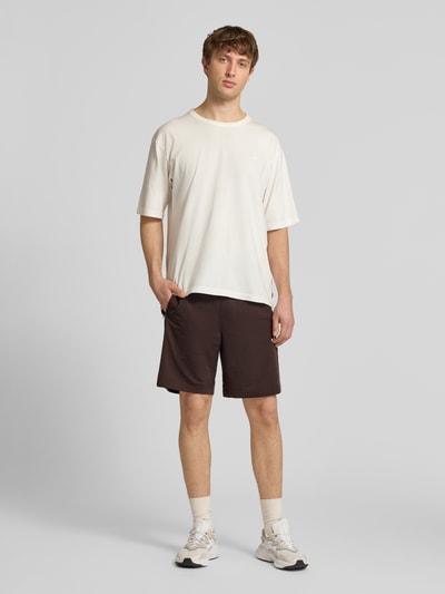 Männermodel trägt Regular Fit Sport-Shorts mit Kontraststreifen Modell 'FIREBIRD' von adidas Originals, Optik: Unifarben, Ganzkörperansicht von vorne.