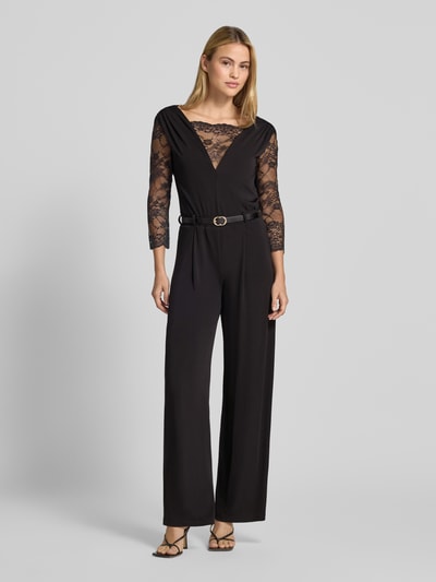 Frauenmodel trägt Regular Fit Jumpsuit mit Spitzenbesatz von Rinascimento in Schwarz, V-Ausschnitt, 3/4-Arm, Ganzkörperansicht von vorne, Damen Jumpsuit von Rinascimento