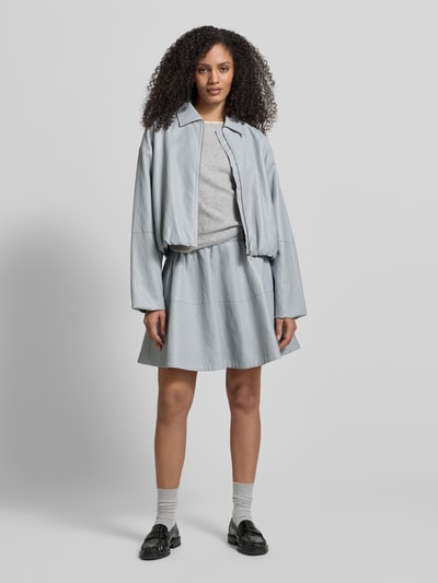 Frauenmodel trägt Regular Fit Jacke mit Umlegekragen von Jake*s Casual, hellblau, glatte Textur, Reißverschluss, elastischer Bund, Ganzkörperansicht von vorne. Rückenlänge 51 cm, Schulterbreite 54 cm, Brustweite 50 cm, Ärmellänge 56 cm (Größe 38).