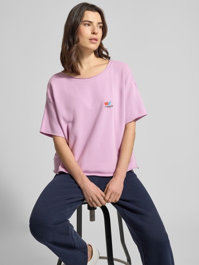 Vrouwenmodel draagt Sweatshirt met Label-Detail model 'ATUBAY' van American Vintage, katoen-elastaanmix, loose fit, ronde hals, korte mouw, lichtroze, close-up bovenlichaam.