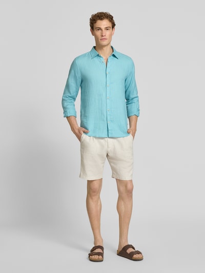 Männermodel trägt Regular Fit Freizeithemd aus reinem Leinen von s.Oliver RED LABEL, Optik: Unifarben, Ganzkörperansicht von vorne.