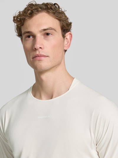 Männermodel trägt Herren Funktionsshirt mit Logo Modell 'SENSE AERO' von Salomon, Regular-Fit, Rundhalsausschnitt, Nahaufnahme Oberkörper. Rückenlänge bei Größe M: 67 cm.