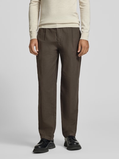 Männermodel trägt brązowe spodnie z zakładkami w pasie z kieszeniami z tyłu Bundfaltenhose mit Gesäßtaschen von Armani Exchange, krój regular fit, detal z logo, Szerokość w rozmiarze 32: 44 cm, Długość wewnętrzna nogawki w rozmiarze 32: 80 cm, Ganzkörperansicht von vorne