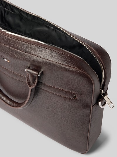Produktfoto, dunkelbraune Laptoptasche mit Label-Prägung Modell 'Ray_RP_S' von BOSS, strukturierte Lederoptik, silberfarbener Reißverschluss