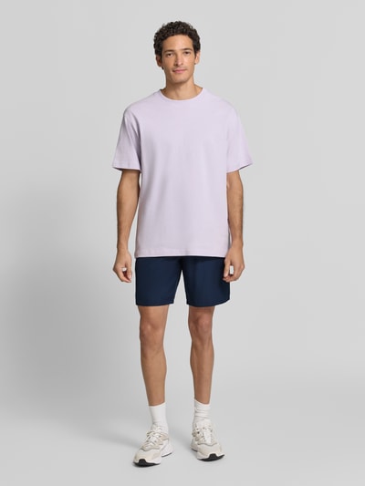 Mannelijk model draagt donkerblauwe Relaxed Fit Shorts met Logo-Patch van Lacoste Sport, effen kleuren, rechte vormen, gladde textuur, lichaamsopname van voren