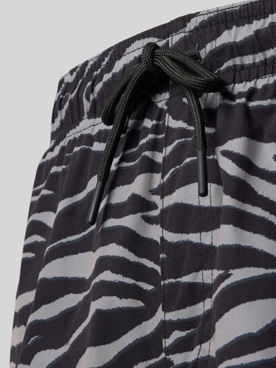 Produktfoto, Regular Fit Badeshorts mit Allover-Animal-Print Modell 'Maui' von Jack & Jones, elastischer Bund mit Tunnelzug, schwarze und graue Streifenmuster, glatte Textur