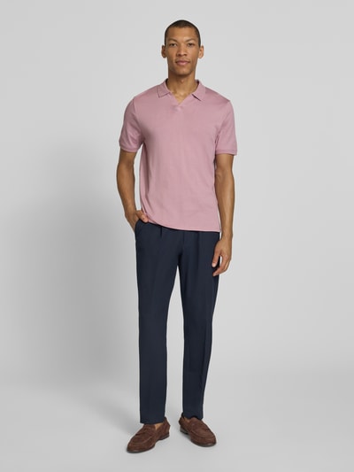 Männermodel trägt Slim Fit Poloshirt mit V-Ausschnitt Modell 'BOLL' von CINQUE in Rosa, reine Baumwolle, Ganzkörperansicht von vorne.