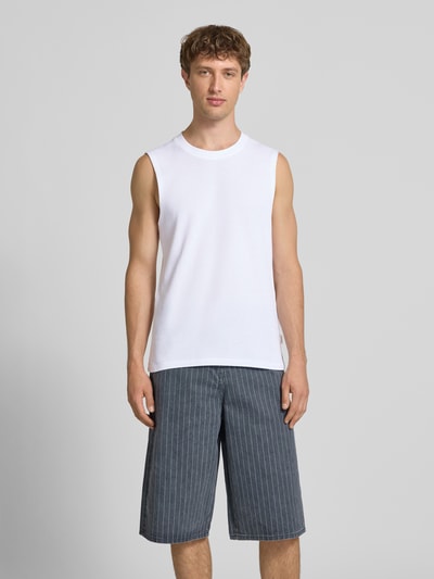 Männermodel trägt Tanktop mit Strukturmuster und Rundhalsausschnitt von Jack & Jones aus Reine Baumwolle, Regular-Fit, weiß, Ganzkörperansicht von vorne. Rückenlänge bei Größe M: 67 cm.