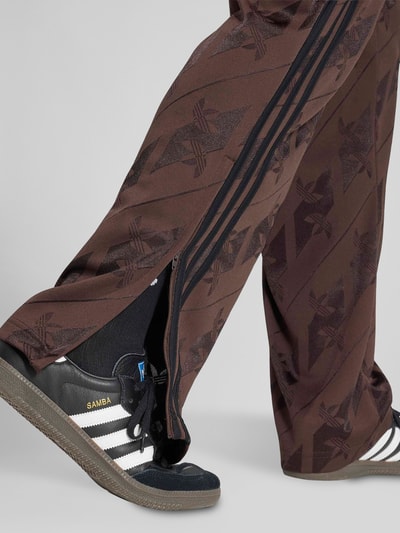 adidas Originals Relaxed Fit Sweathose mit Allover-Logo-Print Dunkelbraun 5