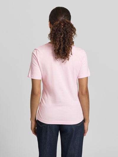 Kobieta nosi damski t-shirt z bawełny o kroju regular fit, okrągły dekolt, wyhaftowany napis, Christian Berg Woman, długość tyłu 59 cm, widok całej sylwetki z tyłu.