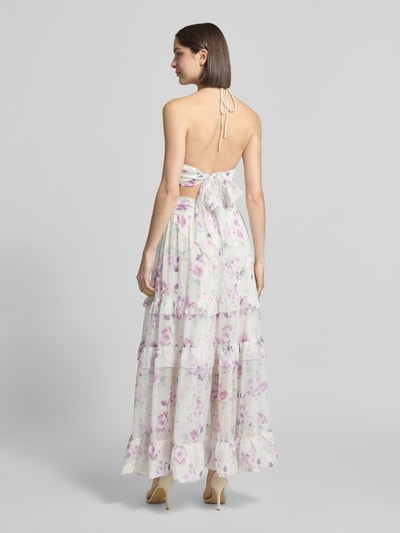 Frauenmodel trägt Regular Fit Midikleid mit Rüschenbesatz von ADLYSH, floraler Allover-Print, Halterneck, Rückenausschnitt, Falten-Optik, Weiß mit Rosa und Violett, Ganzkörperansicht Rückansicht. Rückenlänge bei Größe S 126 cm, Brustweite 30 cm.