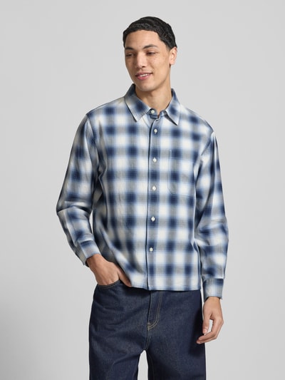 Mannelijk model draagt Relaxed Fit Freizeithemd aus reiner Baumwolle van Levi's®, blauw geruit, twill, katoenen stof, vooraanzicht bovenlichaam