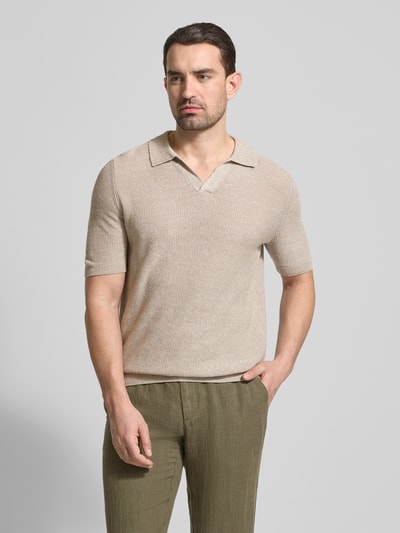 Männermodel trägt Slim Fit Poloshirt mit V-Ausschnitt von GRAN SASSO aus Flachs-Baumwoll-Mix, dezente Beige- und Grüntöne, Ganzkörperansicht von vorne. Rückenlänge bei Größe 50: 68 cm.