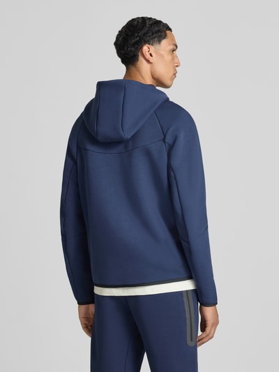 Mężczyzna nosi Regular Fit Sweatjacke aus Baumwoll-Mix von Nike w kolorze granatowym, gładka tekstura, Ganzkörperansicht Rückansicht.