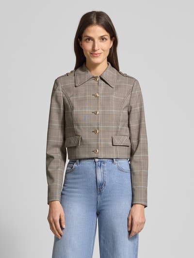 Frauenmodel trägt Blazer mit Knopfleiste Modell 'GERALDINE' von Guess, grau kariert, Hemdblusenkragen, Ganzkörperansicht von vorne.