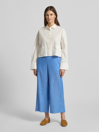 Frauenmodel trägt Culotte in Denim-Optik aus Baumwoll-Leinen-Mix von Lanius, Damen Culotte, Wide Leg, elastischer Bund, Größe 36, Ganzkörperansicht von vorne.
