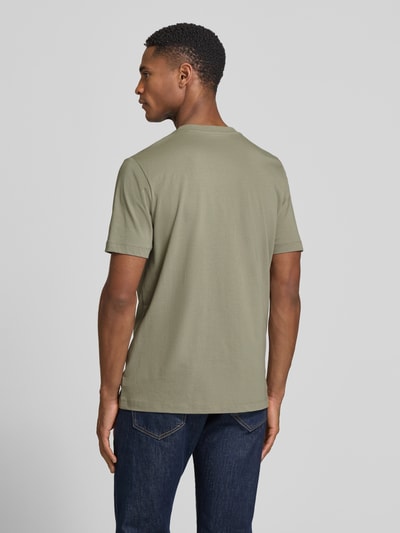 Männermodel trägt Regular Fit T-Shirt aus reiner Baumwolle von s.Oliver RED LABEL, Optik: Unifarben, Jersey, Ganzkörperansicht Rückansicht.