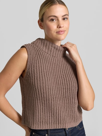Frauenmodel trägt Regular Fit Top in Strick-Optik von monari, ärmellos, Stehkragen, braun, grobe Struktur, Nahaufnahme Oberkörper, Rückenlänge 51 cm bei Größe 36.