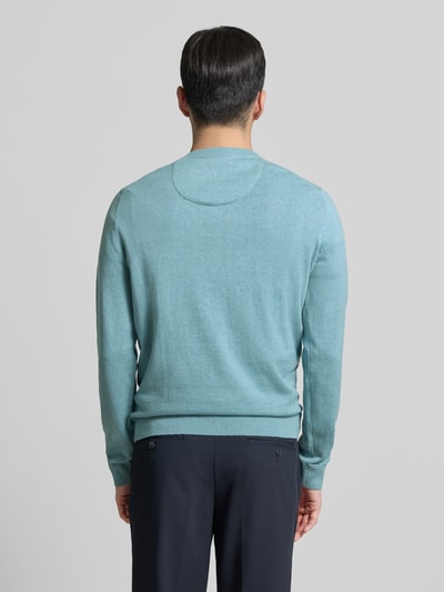 Männermodel trägt Regular Fit Strickpullover aus reiner Baumwolle von Tom Tailor in meliertem Hellblau, uni, lange Ärmel, Rückansicht.