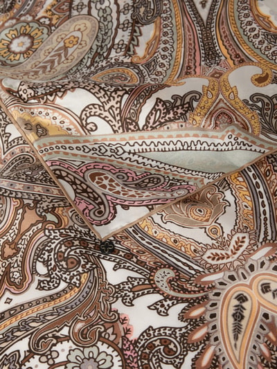 Productfoto, Seidentuch mit Allover-Paisley-Print van Codello, pure zijde, rechthoekige pasvorm, kleurrijk paisley patroon, logo-applicatie