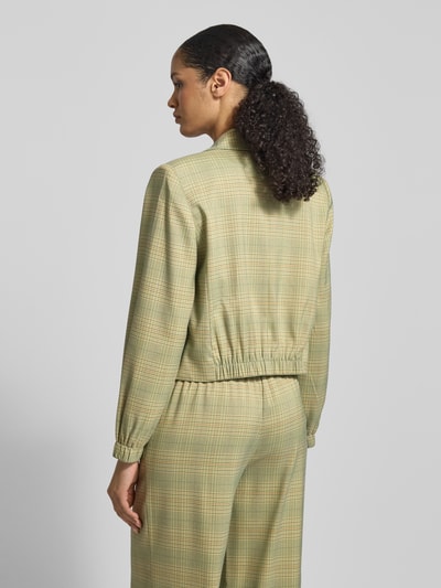 Vrouwenmodel draagt Regular Fit Blazer met elastische mouwboorden Model 'Joli' van ICHI in groengele elastische materiaalmix met viscose, ruitpatroon, paspelzakken en reverskraag, ruglengte 48 cm, borstwijdte 40 cm, mouwlengte 60 cm, geheelopname rugaanzicht.