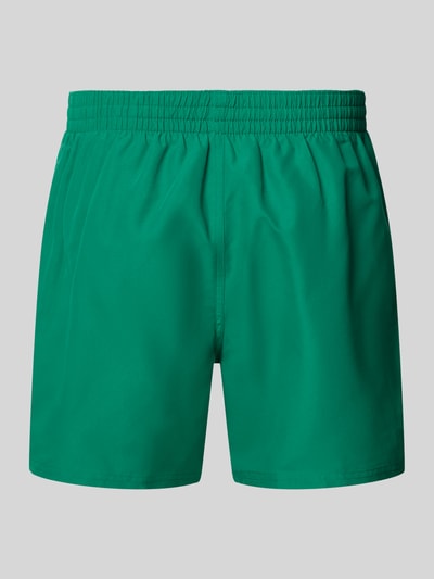 Produktfoto, Badeshorts mit Logo-Stitching und Eingrifftaschen von Nike in kräftigem Grün, Relaxed-Fit, elastischer Bund, glatte Oberfläche