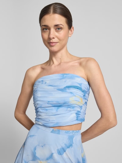 Modelka damska ma na sobie top bandażowy z marszczeniami od Jake*s Cocktail z szyfonu, dopasowany krój, zapięcie na haftkę i zamek błyskawiczny z tyłu, długość tyłu w rozmiarze 36: 21 cm, pastelowy niebieski z żółtymi akcentami, widok na górną część ciała z przodu