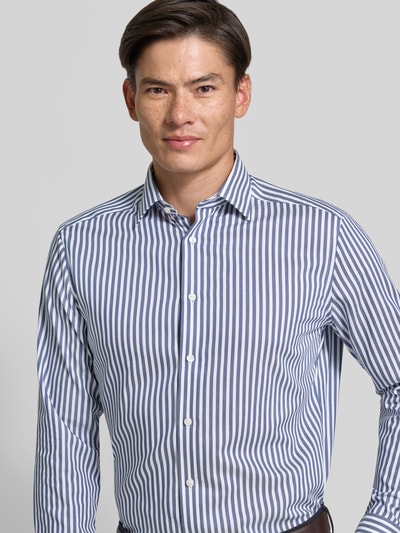 Männermodel trägt Modern Fit Businesshemd aus reiner Baumwolle von OLYMP, blau-weiß gestreift, glatte Textur, Nahaufnahme Oberkörper, Herren Businesshemd von OLYMP