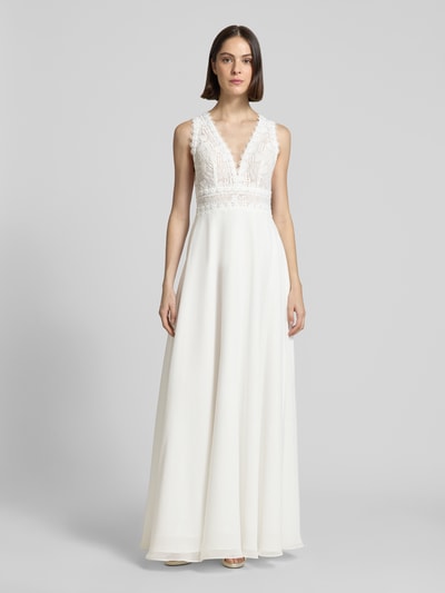 Frauenmodel trägt Abendkleid mit floralem Stitching von Luxuar, semitransparent, tailliert, V-Ausschnitt, Ganzkörperansicht von vorne.