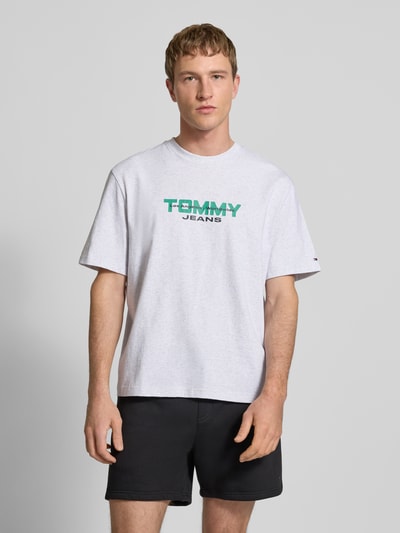 Männermodel trägt Regular Fit T-Shirt aus reiner Baumwolle von Tommy Jeans, Optik: Unifarben, Label-Schriftzug, Nahaufnahme Oberkörper.