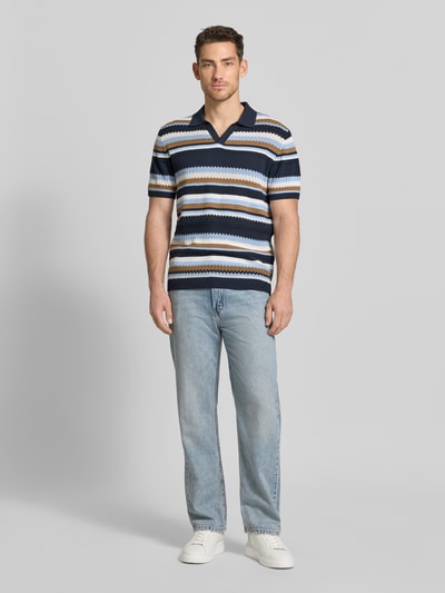 Männermodel trägt Strickshirt im Allover-Look mit Polokragen von MCNEAL aus Reine Baumwolle, Regular-Fit, V-Ausschnitt, Ganzkörperansicht von vorne.